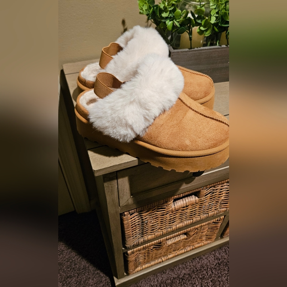 Steve Madden Tan Clogs with White Fur Lining